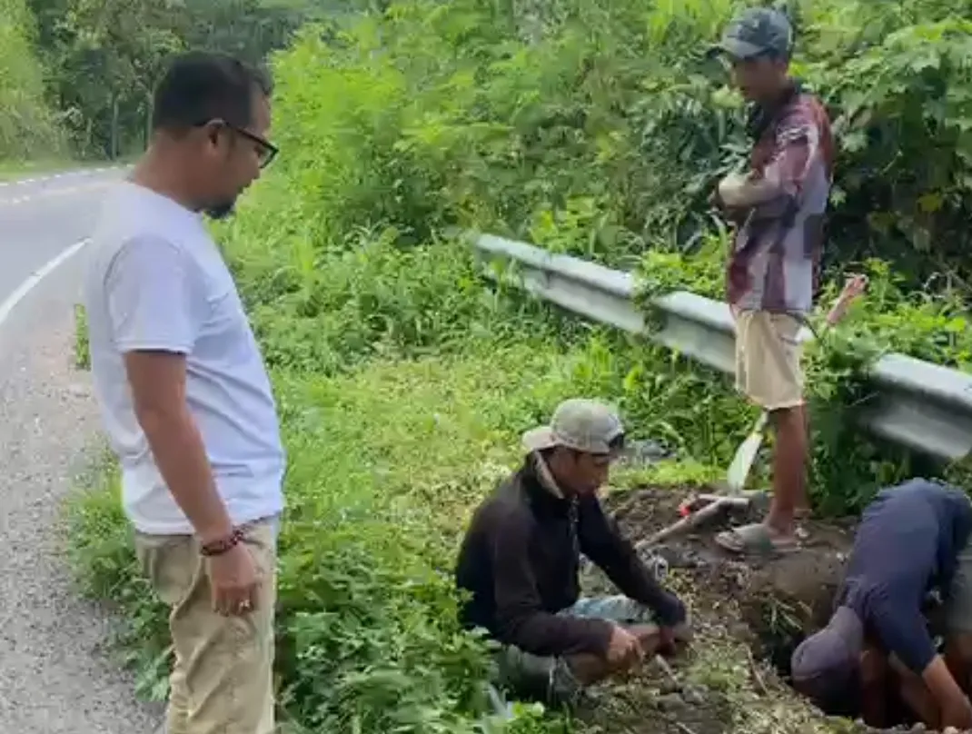 Pemasangan PJU di Jalan Poros Bicari untuk Tingkatkan Keamanan Pengguna Jalan