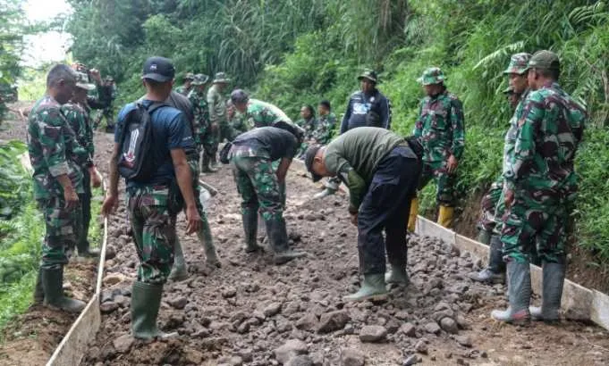 Semangat TNI dan Masyarakat Terus Berkobar dalam Pengerjaan Jalan Rabat Beton di Rancabali
