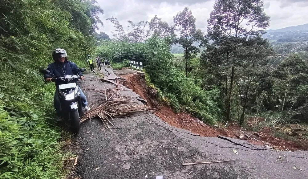 Jalan Lerep-Nyatnyono Amblas Akibat Longsor, Arus Dialihkan
