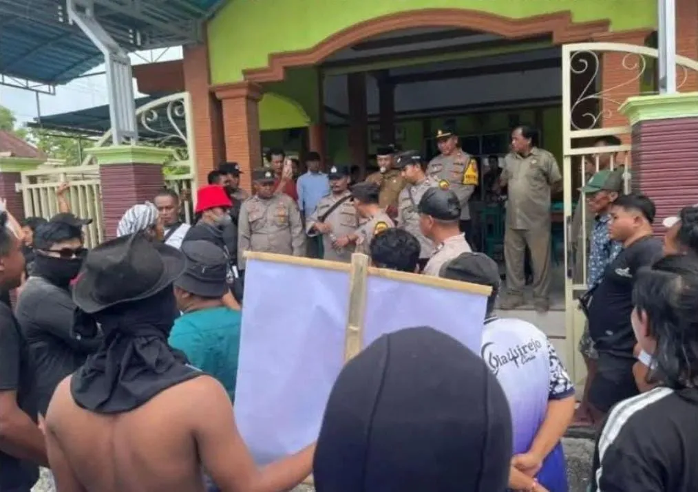 Warga Blawirejo Demo Tuntut Transparansi Penggunaan Dana Desa