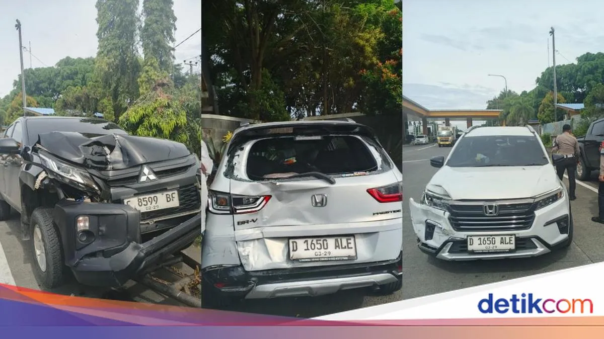 Kecelakaan Beruntun Melibatkan Empat Mobil di Gerbang Tol Pasteur Bandung