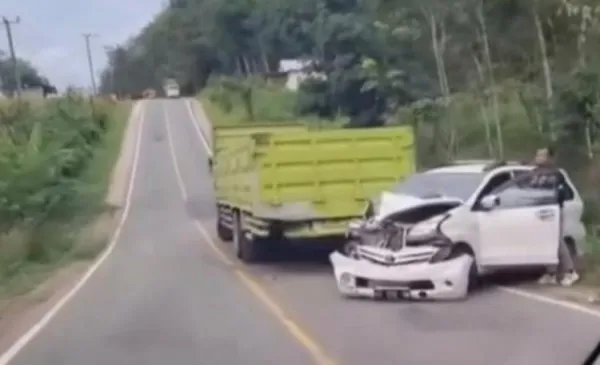 Tabrakan Mobil Pribadi dan Truk di KM 66 Poros Samarinda–Bontang
