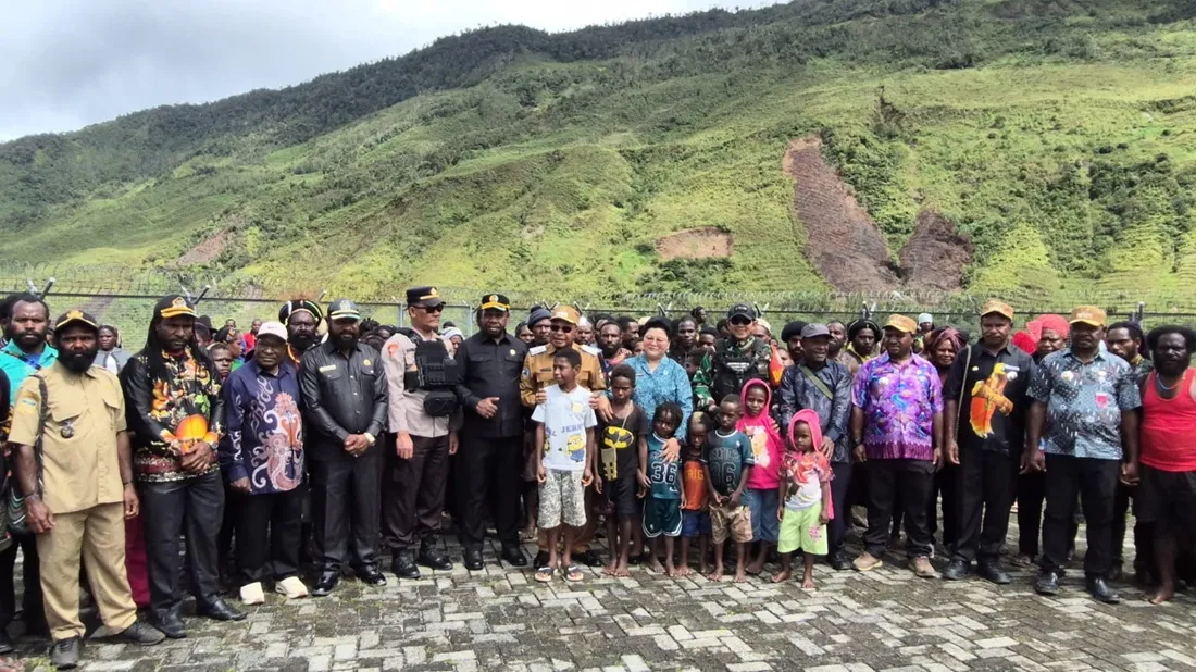 Bupati Elvis Tabuni Menyalurkan Bantuan 5 Ton Beras untuk Pengungsi di Puncak Jaya