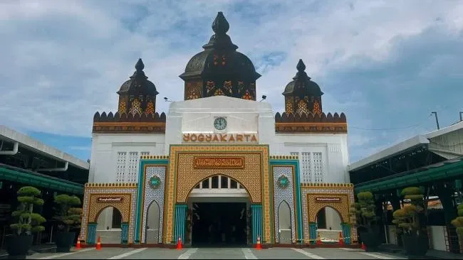 Stasiun Yogyakarta Hiasi Suasana Ramadan dengan Dekorasi Tematik