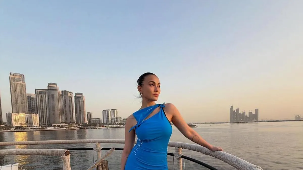 Agnez Mo Memukau dalam Gaun Cut Out Biru Muda di Sunset Dubai