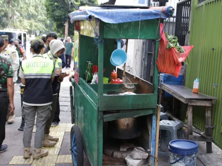 Gubernur Pramono Instruksikan Penertiban PKL dan Ojol di DKI Jakarta