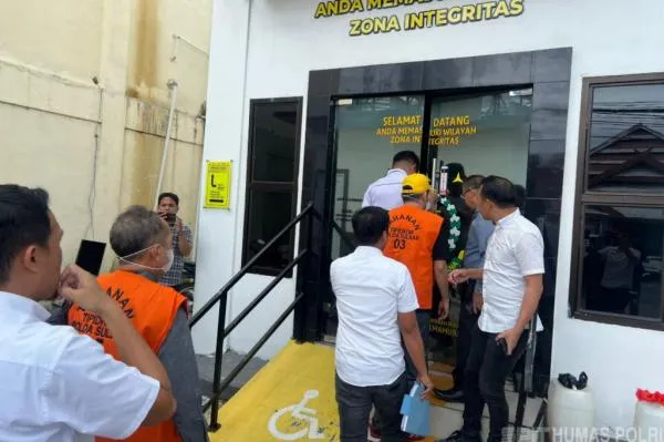 Tiga Tersangka Korupsi Proyek Gerbang Batas Kota Mamuju Diserahkan ke Kejaksaan