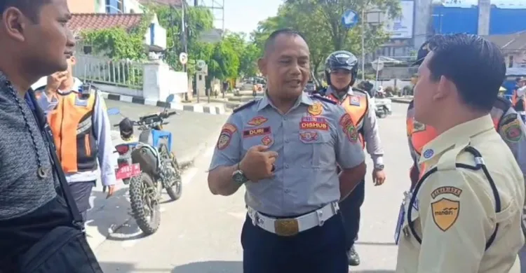 Dishub Samarinda Tindak Puluhan Kendaraan Parkir Liar di Trotoar