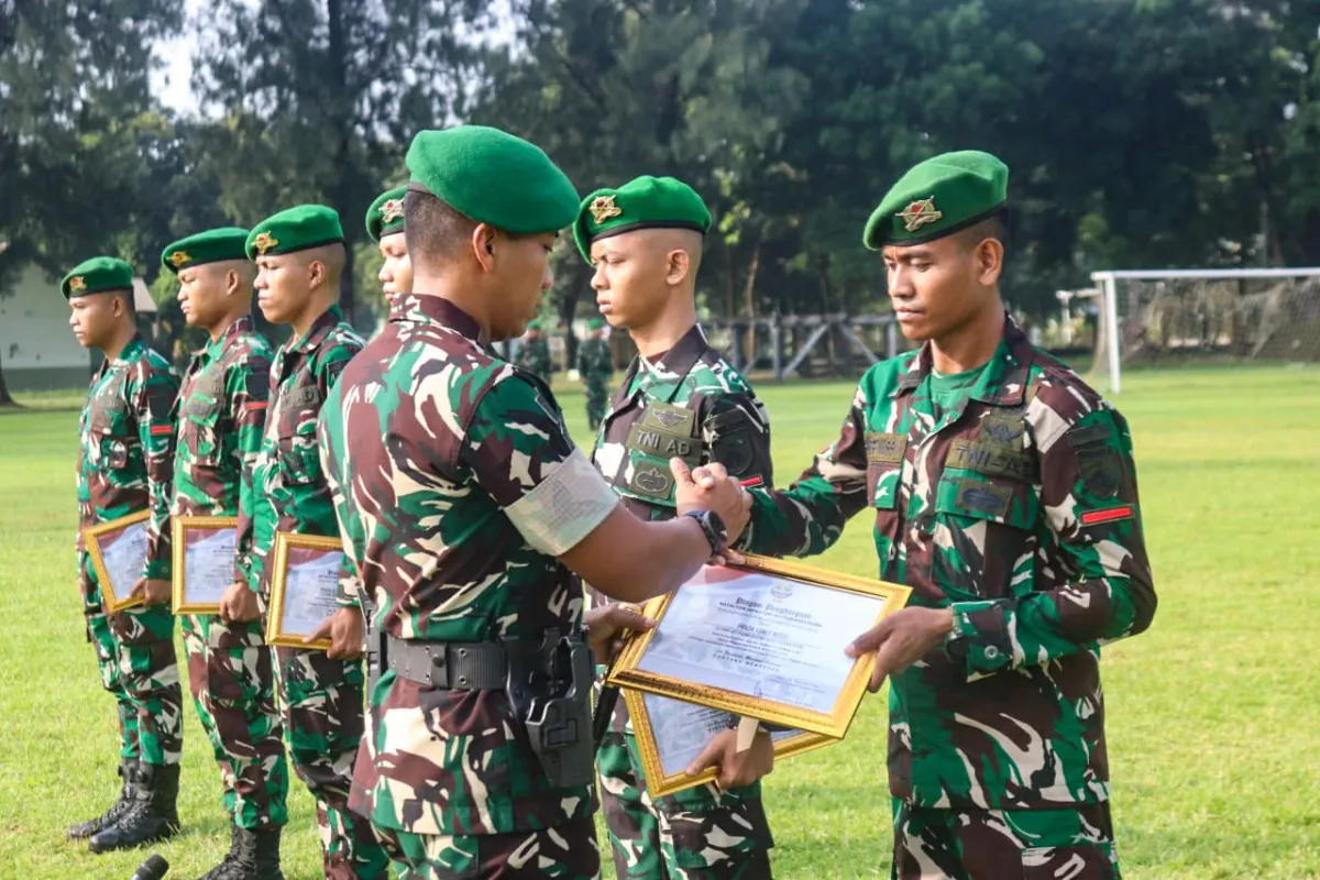 Enam Prajurit Yonif 407 Terima Penghargaan atas Prestasi di Bela Diri dan Atletik