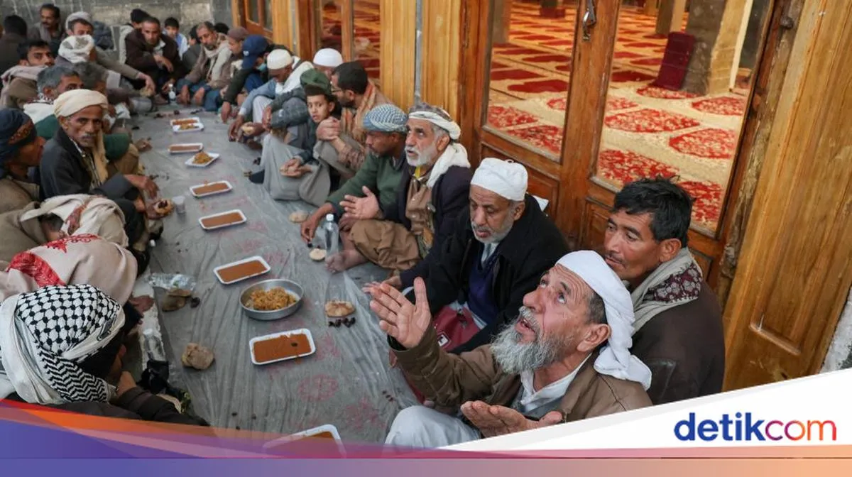 Relawan Sebar Ratusan Porsi Iftar untuk Warga Sanaa selama Ramadan