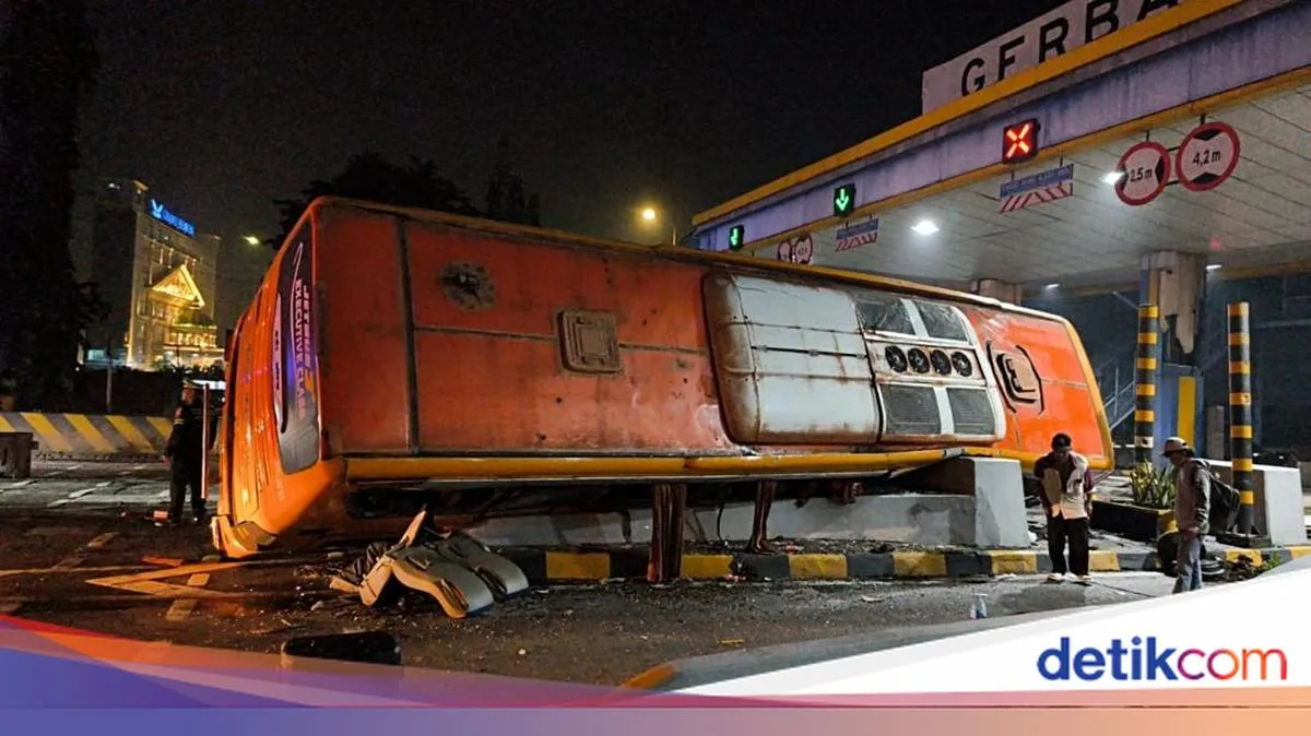 Kecelakaan Bus Pariwisata di GT Waru Surabaya, 16 Penumpang Luka