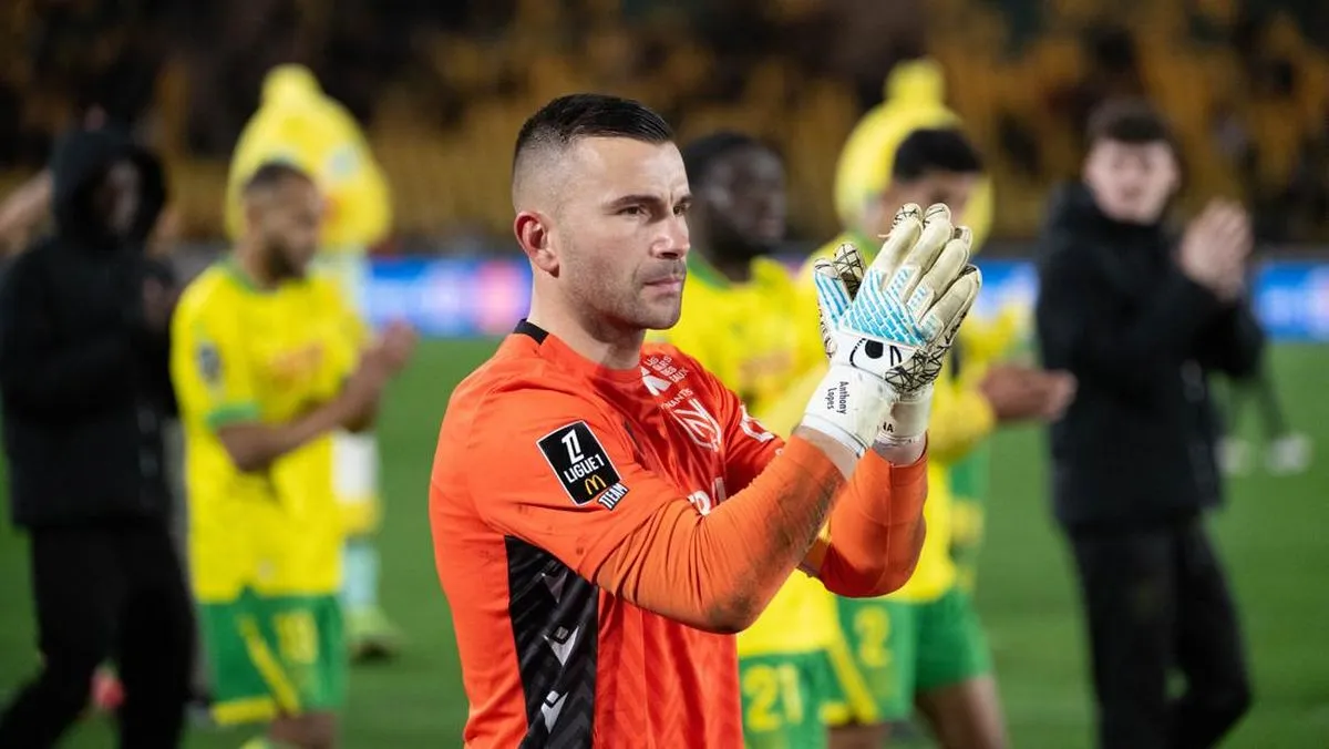Kiper Nantes Pura-Pura Cedera Demi Rekan Setim Berbuka Puasa
