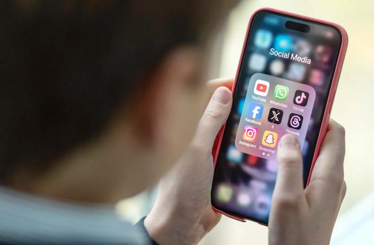 Pembatasan Usia Media Sosial: Perlindungan Anak vs. Inovasi Digital