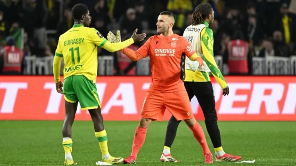 Anthony Lopes Tunjukkan Solidaritas dengan Pura-pura Cedera Saat Rekan Setim Berbuka Puasa