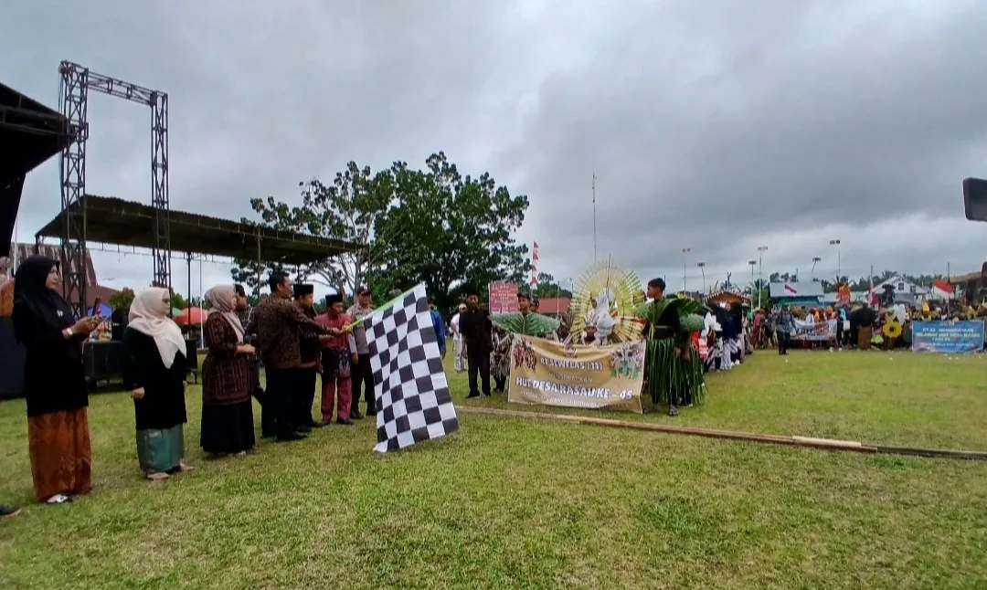 Meriahkan HUT ke-45, Desa Rasau Kenang Sejarah Transmigrasi dalam Pawai Budaya