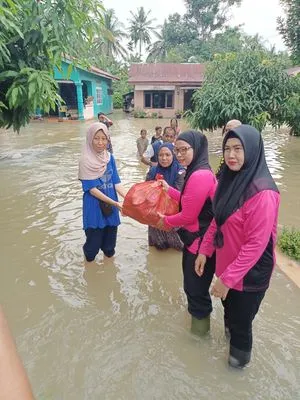 Bhayangkari Cabang Langkat Salurkan Bantuan untuk Korban Banjir di Hinai