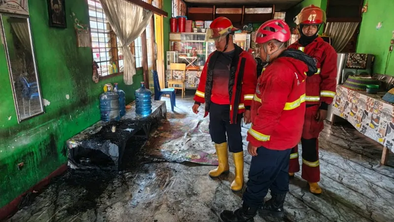 Kebakaran Hanguskan Ruang Tamu di Padang Sore Hari