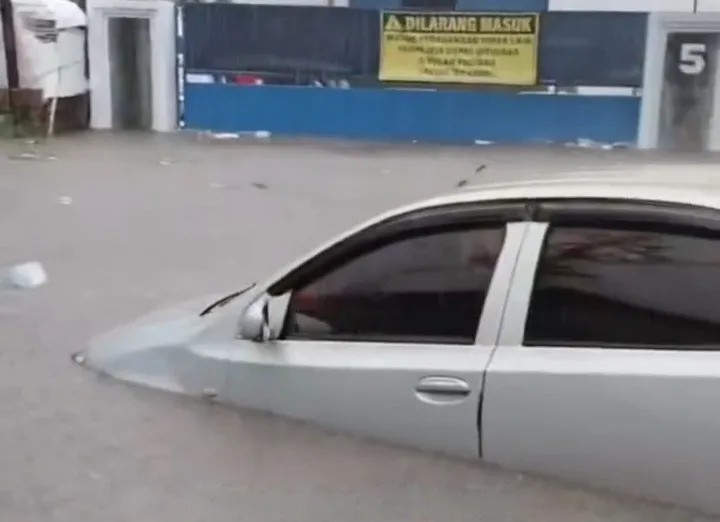 Banjir Melanda Kawasan Industri Candi Semarang, Mobil Terendam