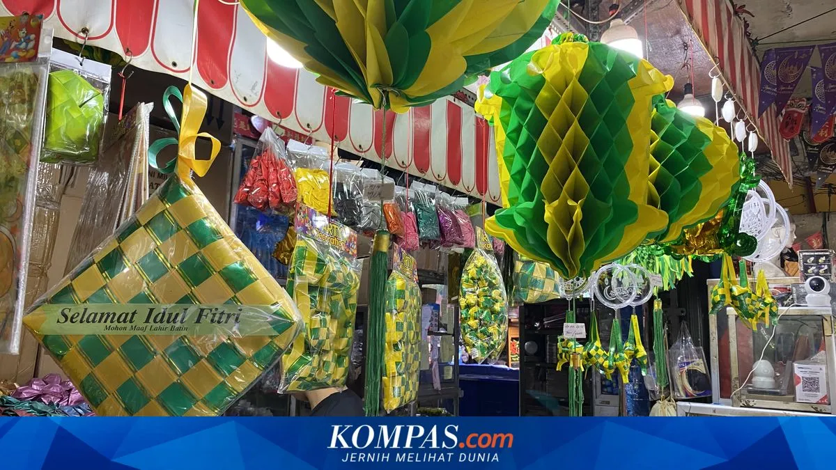 Pasar Asemka Ramai Pembeli Cari Dekorasi Lebaran