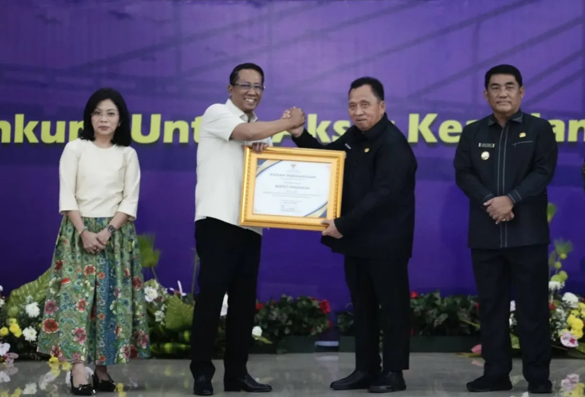 Bupati Minahasa Robby Dondokambey Terima Penghargaan Atas Dukungan Pos Bantuan Hukum