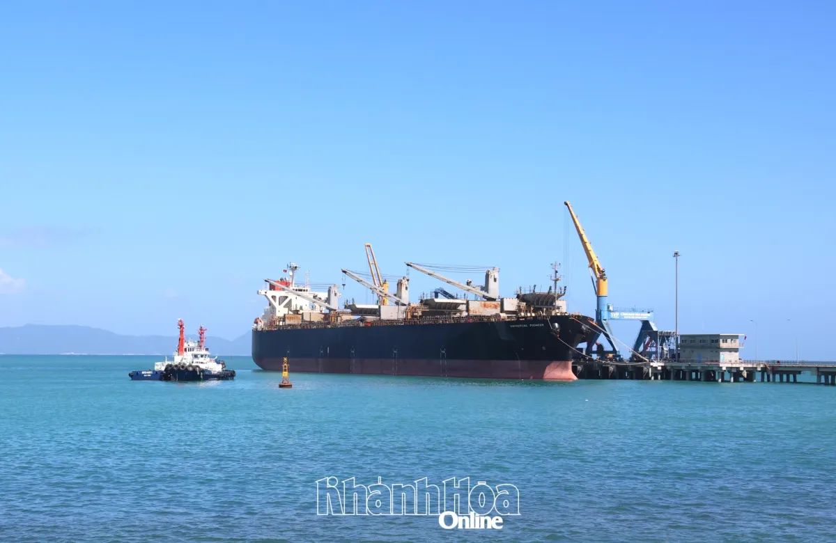 Pelabuhan Internasional Nam Van Phong Sambut Kapal Pertama Tahun Ini