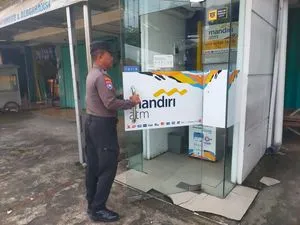 Polsek Kunjang Lakukan Patroli Siang di Area Perbankan untuk Cegah Kriminalitas