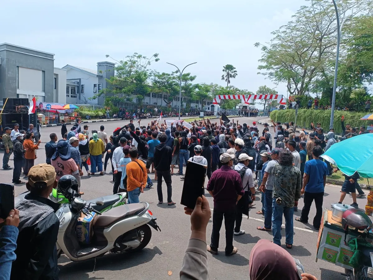 Ribuan Pendemo Padati Gerbang PT Timah Tbk, Sampaikan Tuntutan