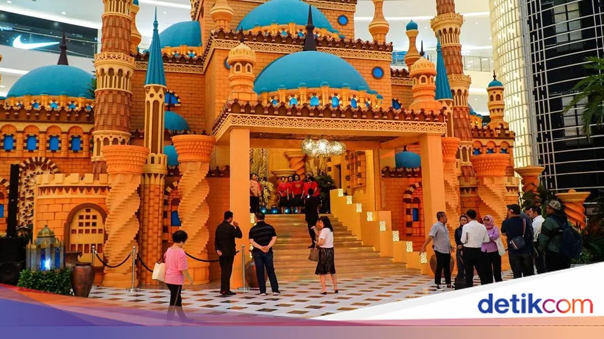 Kubah dan Menara Terakota-Biru Memukau di Pusat Belanja Jakarta