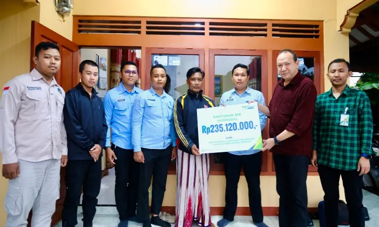 BPJS Ketenagakerjaan Cirebon Serahkan Santunan Rp235 Juta kepada Ahli Waris Relawan Kecelakaan Kerja