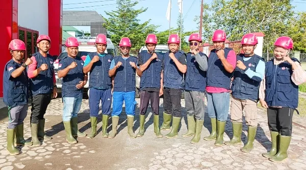Relawan PMI Bireuen Bersihkan Rumah Warga Saat Puasa Ramadan