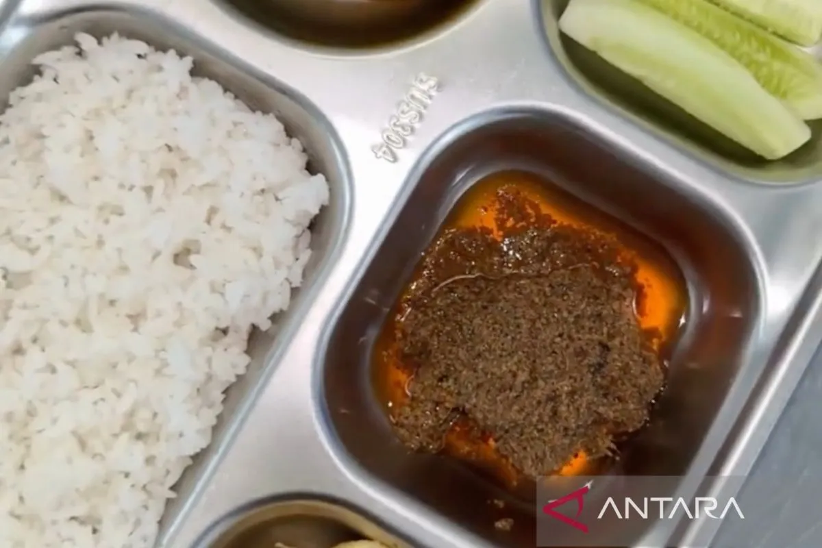 SPPG Padang Sajikan Rendang Istimewa dari Santan Kelapa Petikan Beruk Terlatih
