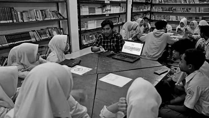 Pelatihan Literasi Digital Bagi Pemilih Pemula di SMAN 1 Cililin: Mempersiapkan Generasi Cerdas untuk Pilkada 2024