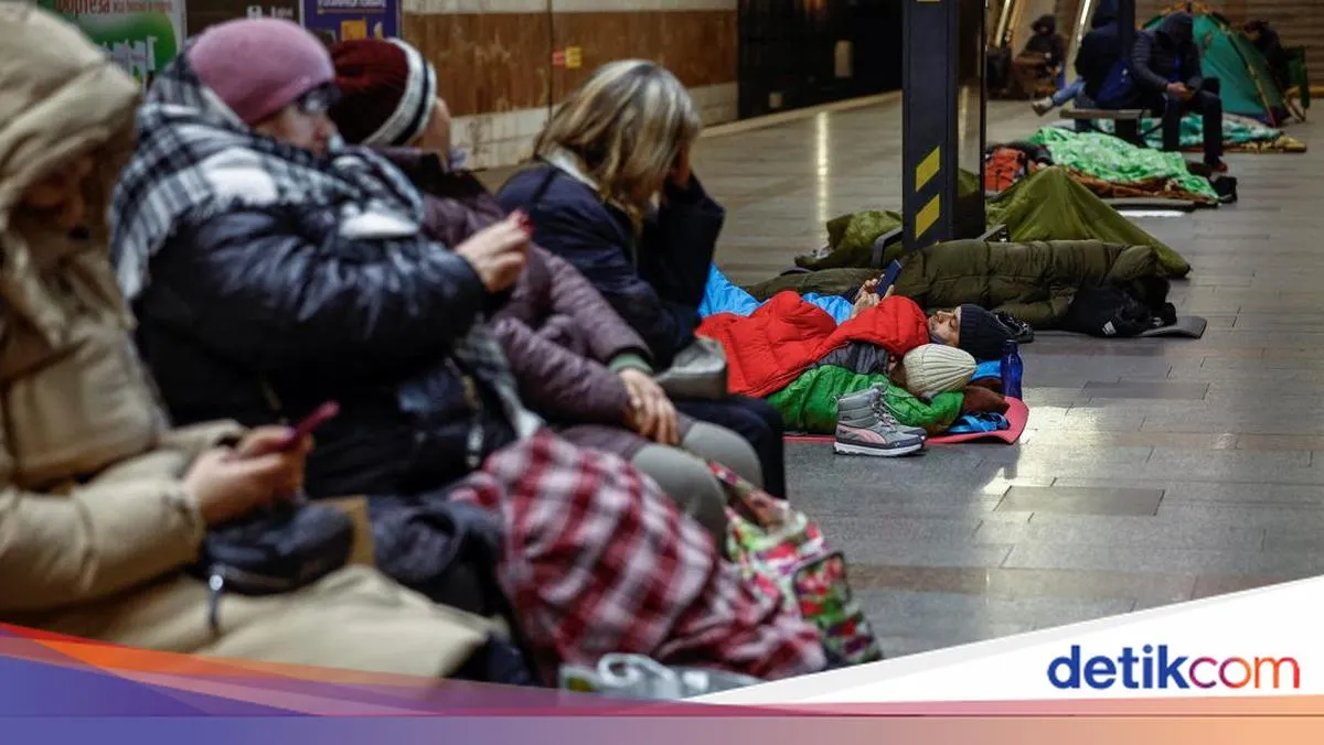 Warga Kyiv Mengungsi ke Stasiun Metro Akibat Serangan Rusia