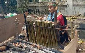 Pensiunan Guru Lestarikan Kuliner Dayak Melalui Malamang