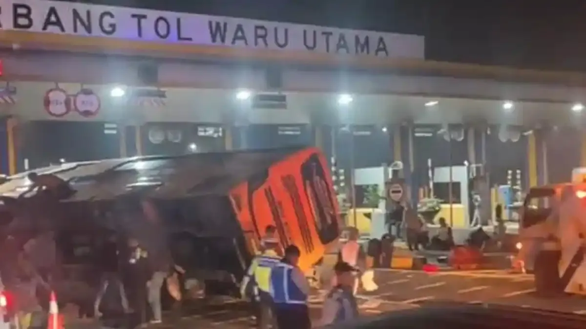 Kecelakaan Bus Wisatawan Asal Grobogan di Gerbang Tol Waru, 10 Orang Luka-luka