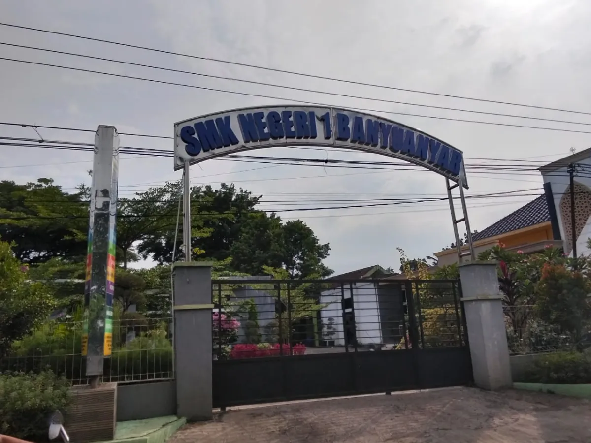 Kepala SMK Negeri 1 Banyuanyar Minta Klarifikasi Berita Terkait KTP Pekerja