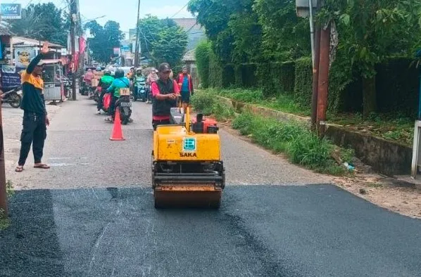 Dinas PUPR Depok Lakukan Pemeliharaan Jalan Berlubang Secara Rutin