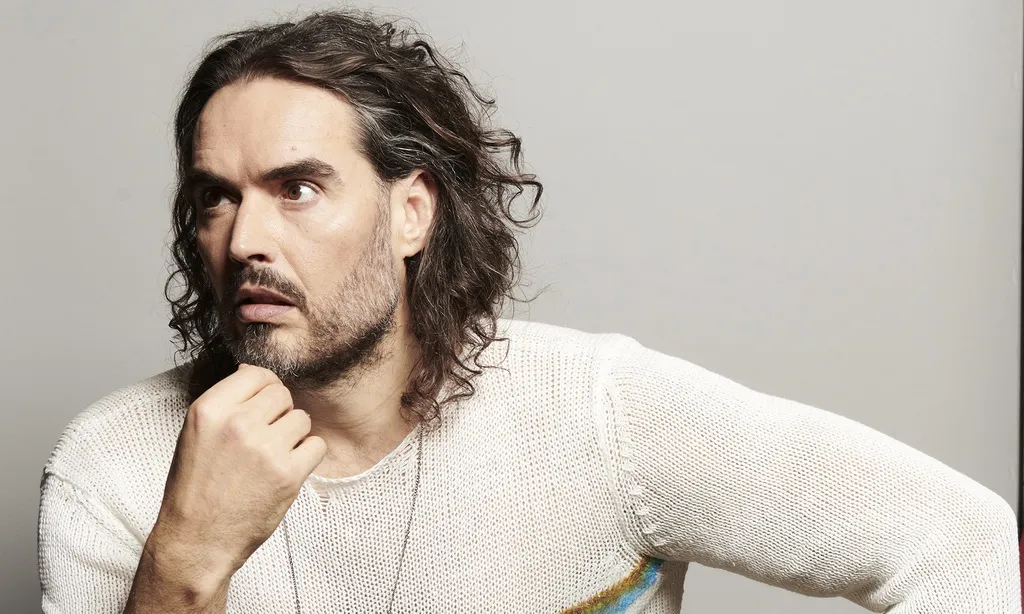 Russell Brand Bawa Alkitab untuk Membela Diri di Pengadilan