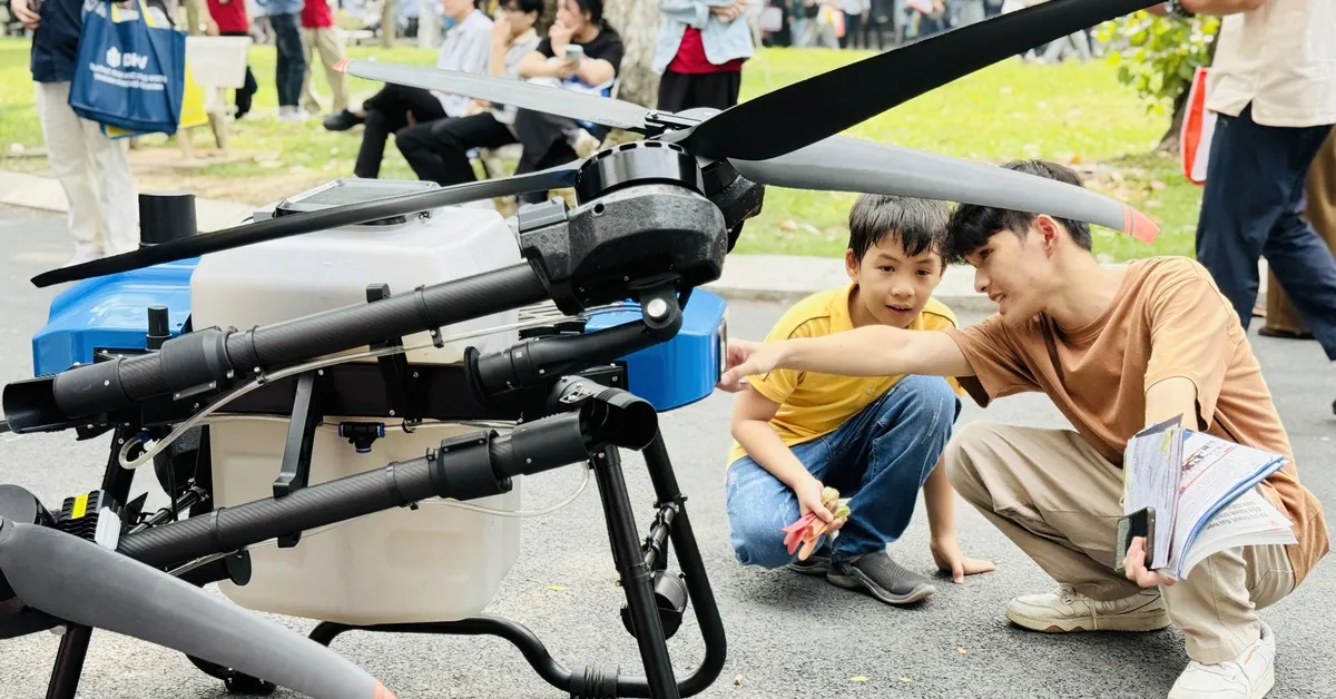 Siswa Berinteraksi dengan Teknologi Medis dan Robotika di Pameran Karier