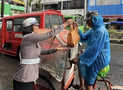 Polantas Polda Maluku Bagikan Takjil di Tengah Hujan pada Hari Ketiga Ramadhan