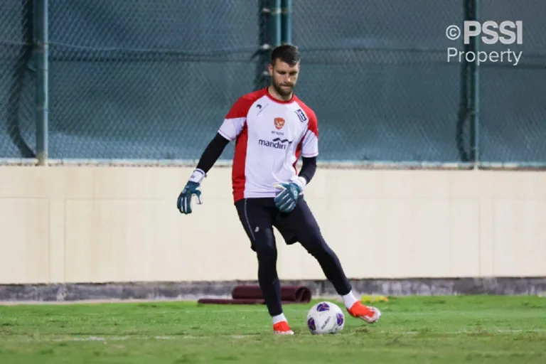 Maarten Paes Siap Gantikan Kiper Utama Ajax Amsterdam yang Cedera