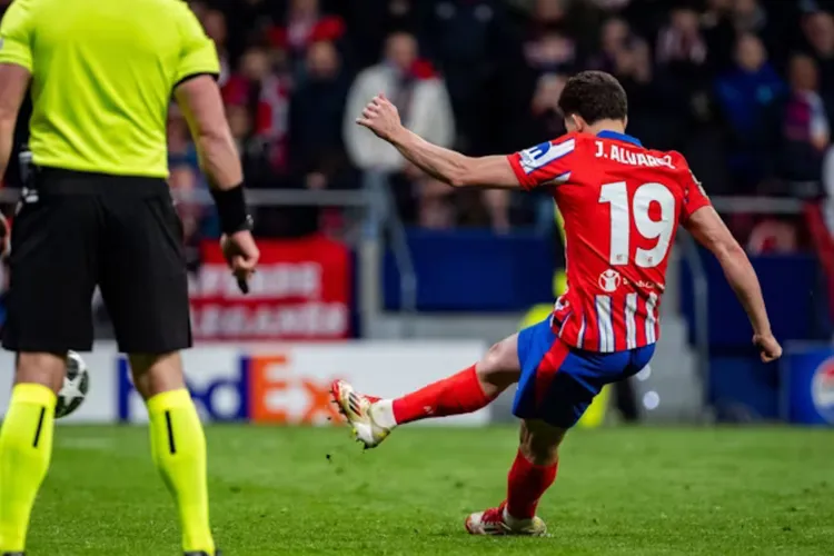 Barcelona Targetkan Julian Alvarez Sebagai Pengganti Lewandowski