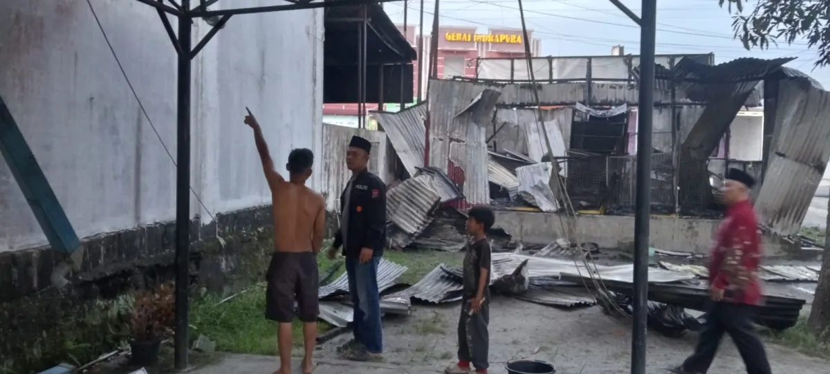Kios Ponsel di Tanah Merah Terbakar, Polsek Indrapura Lakukan Penyelidikan