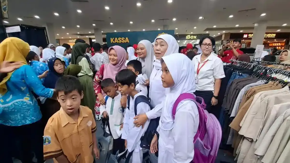 Gubernur Khofifah Ajak Murid Difabel Berbelanja Kebutuhan Lebaran di Madiun