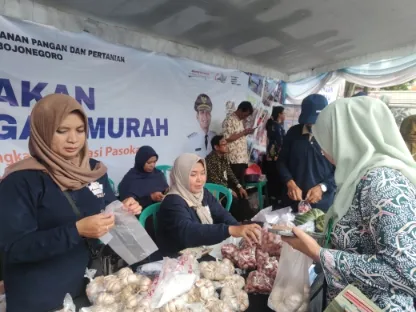 Antusiasme Warga Bojonegoro di Bazar UMKM dan Gerakan Pangan Murah Meski Hujan
