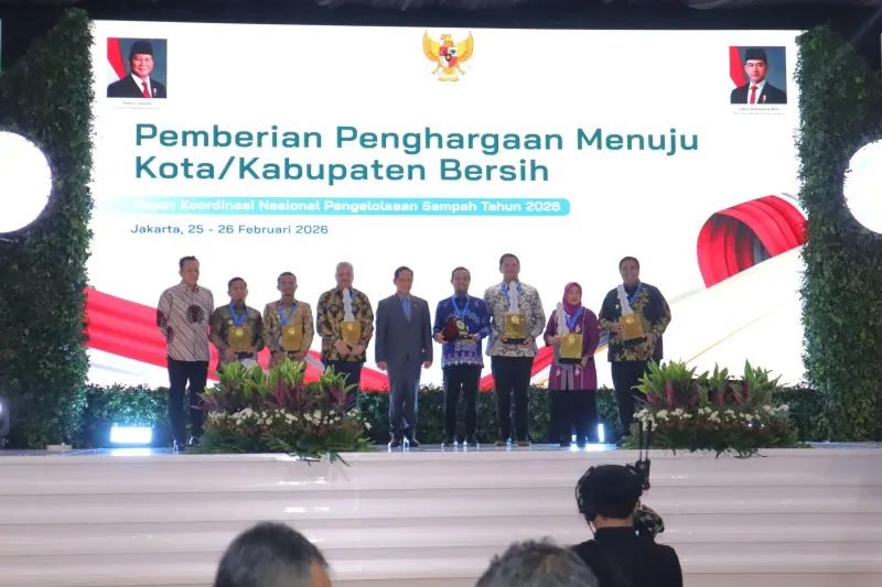 Gubernur Sulsel Terima Penghargaan Pengelolaan Sampah dari Kementerian Lingkungan Hidup