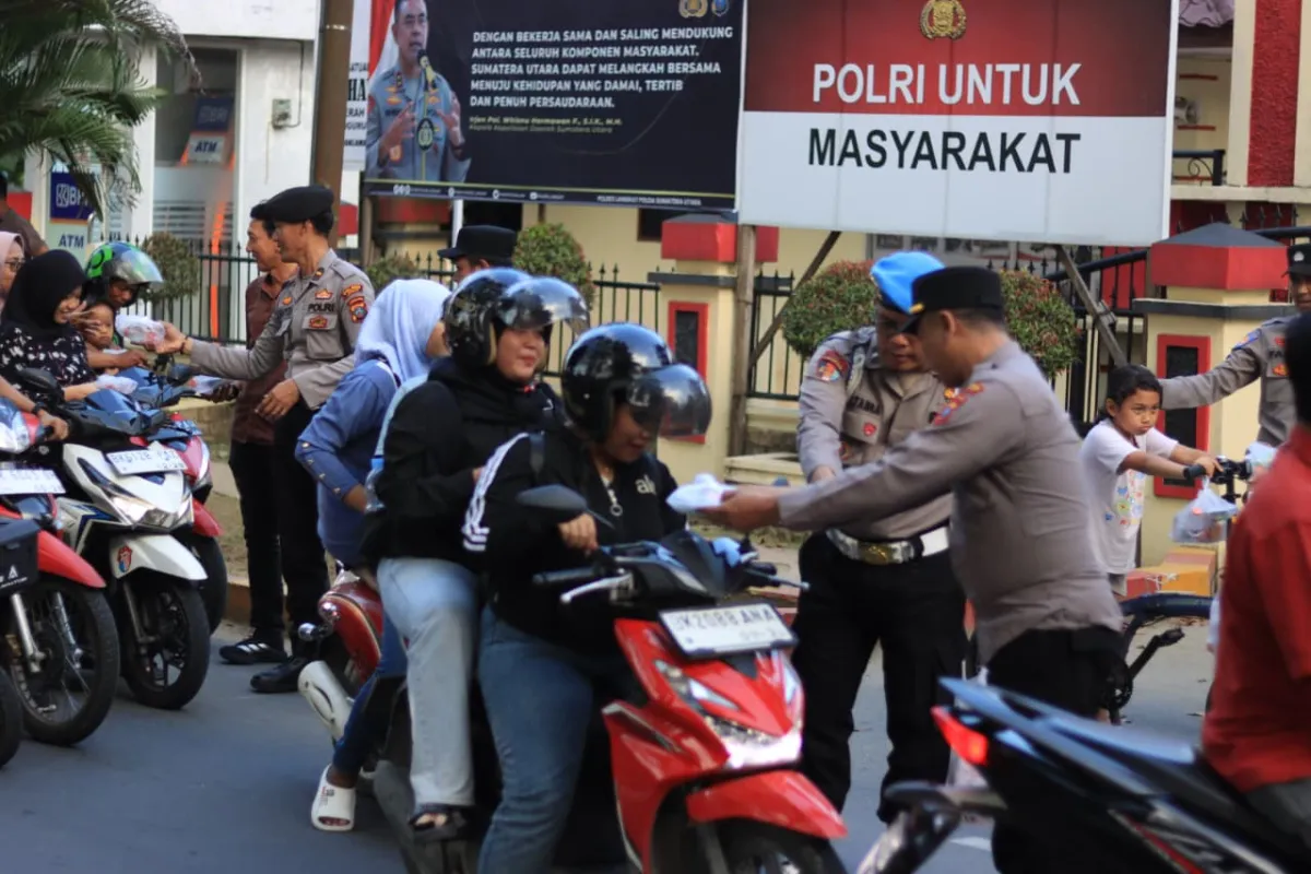 Polres Langkat Bagikan 200 Takjil pada Hari Ketiga Ramadhan