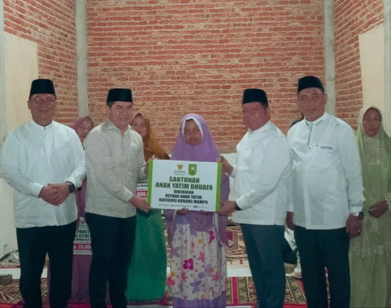Pemprov Riau Salurkan Bantuan Sosial di Masjid Darussalam Kampar