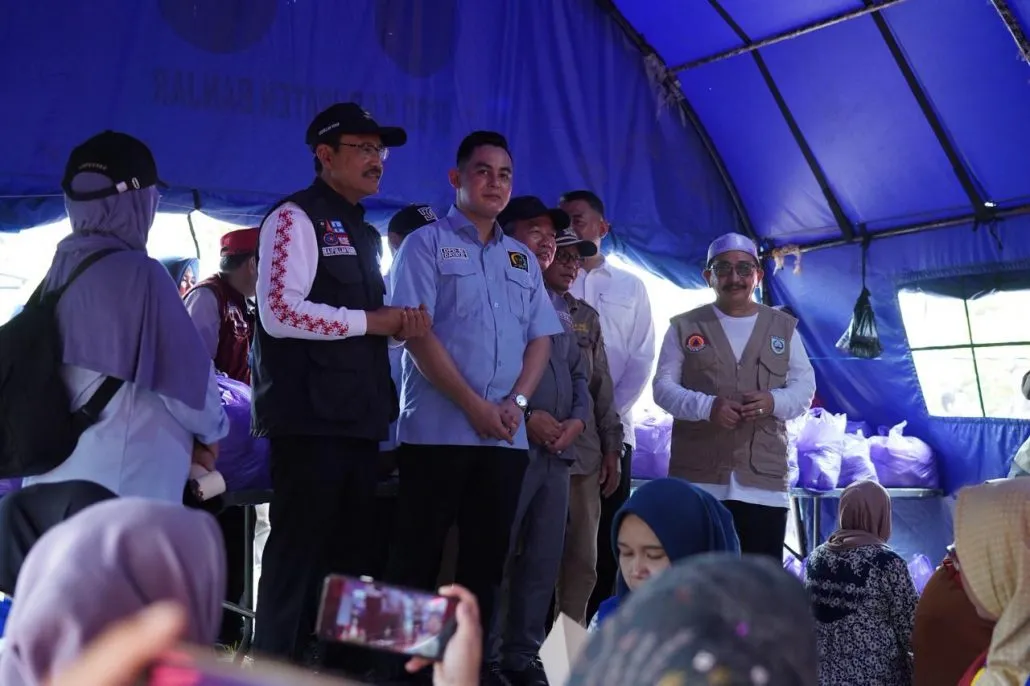 Mensos Tinjau Bantuan untuk Korban Banjir di Sungai Tabuk
