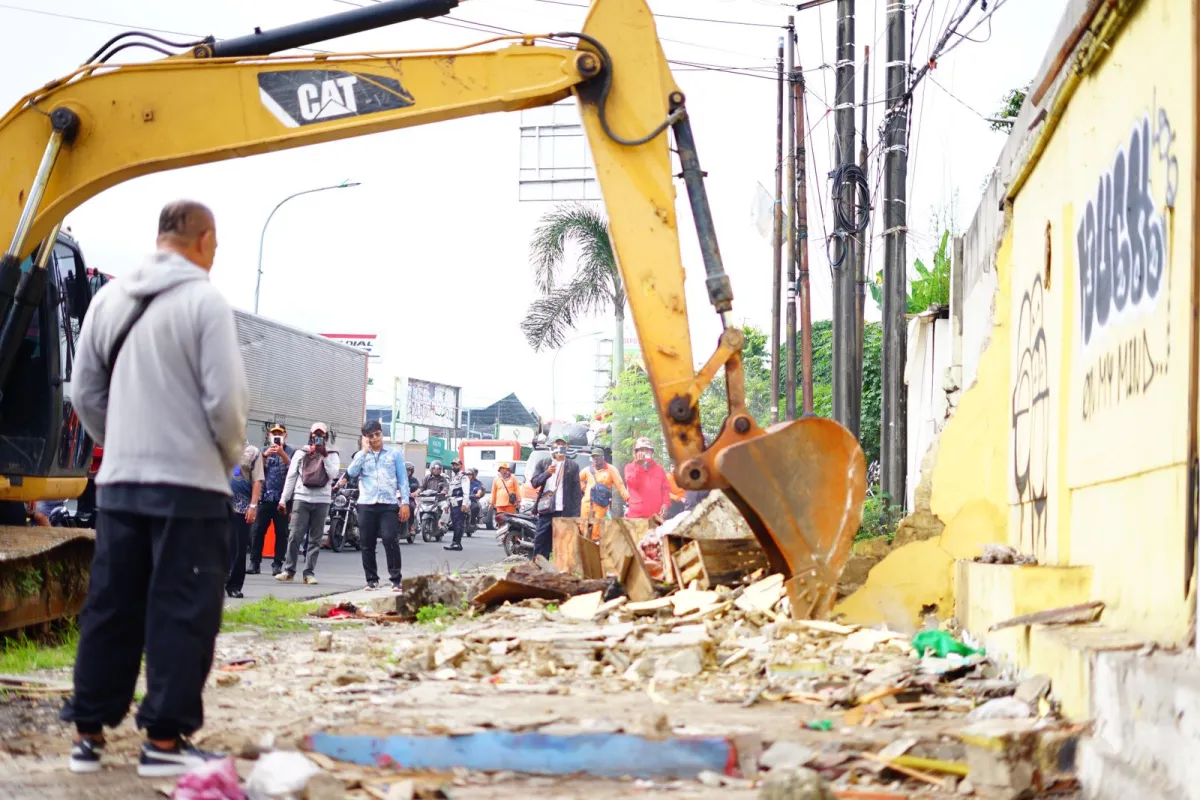 Pembongkaran Bangunan untuk Proyek Flyover di Bekasi